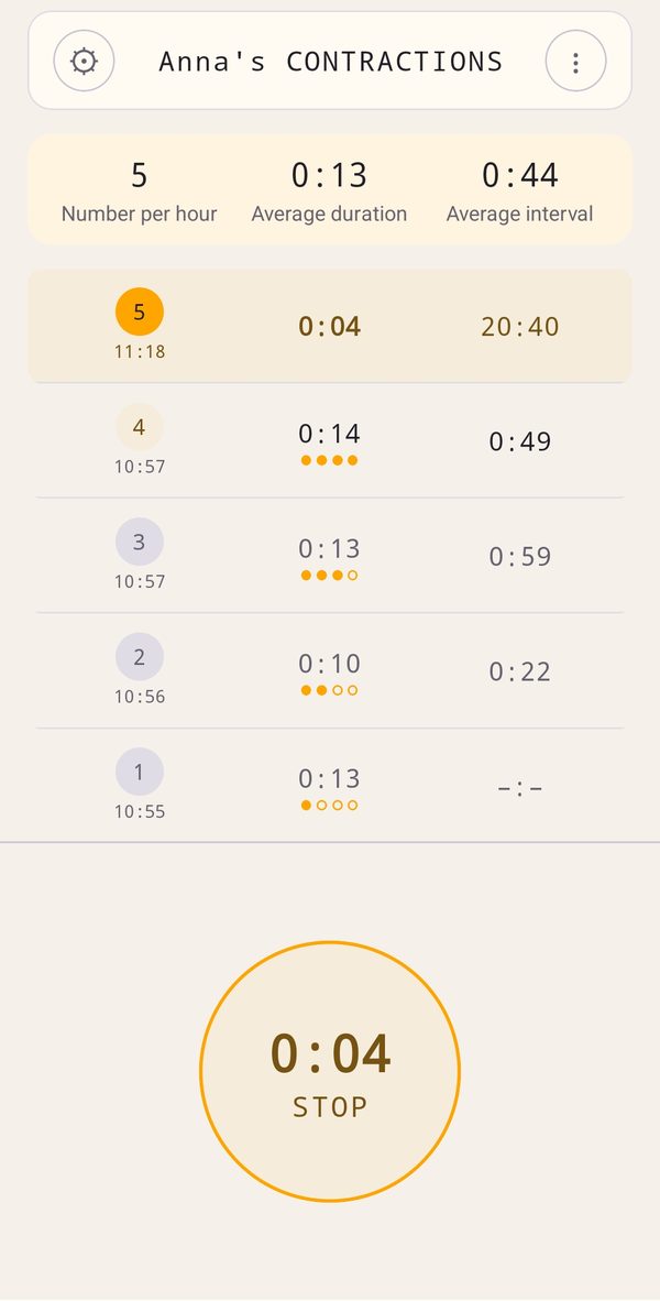 MomTick in use: a running timer at 0:04, above it the most recently recorded contractions with duration, interval and intensity.