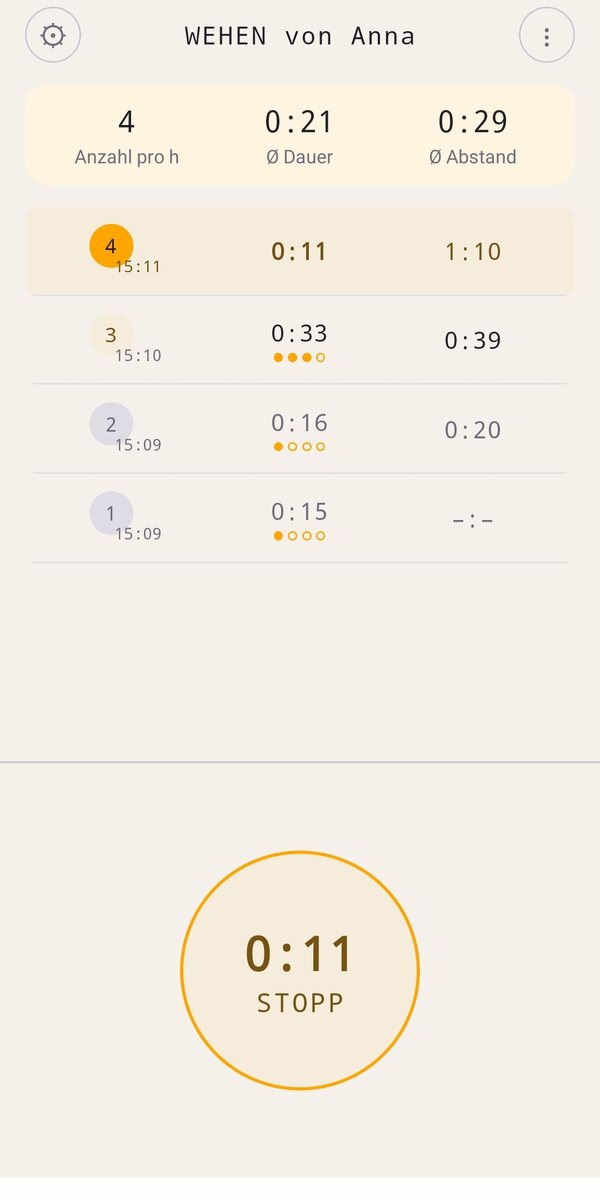 MomTick im Betrieb: laufender Timer bei 0:11, darüber die zuletzt erfassten Wehen mit Dauer, Abstand und Intensität.
